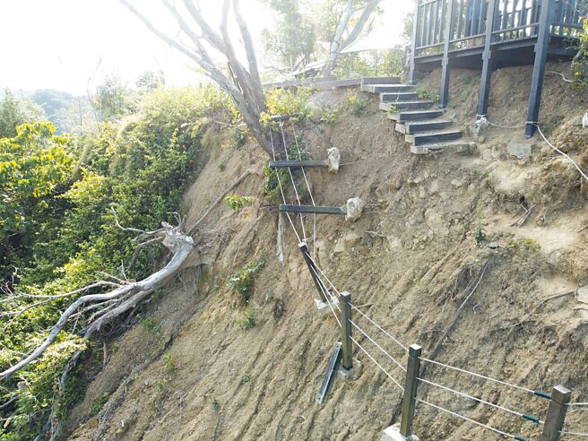 新田登山3号步道，因去年豪大雨冲刷造成阶梯崩落，眺景平台基础悬空裸露在外，险象环生。（市议员周永鸿提供／陈世宗台中传真）