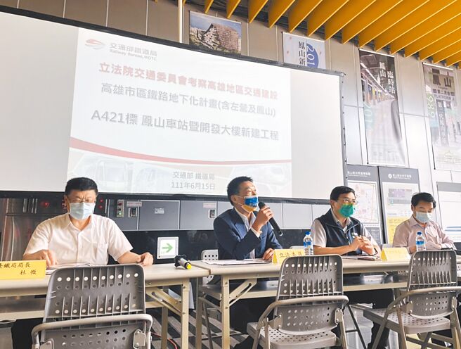 立法院交通委员会15日至高雄考察交通建设，包含立委许智杰（左二）、交通部长王国材（右二）等人到凤山车站视察。（洪靖宜摄）