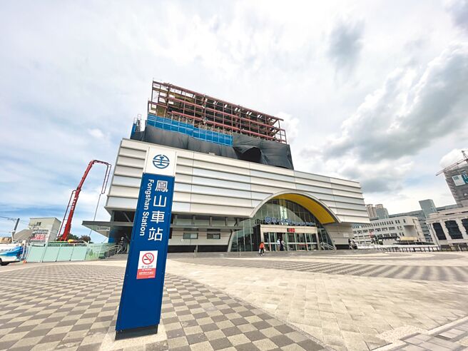 凤山车站上方新建大楼空中凤城，从2020年11月开工，原定2024年1月完工，立委许智杰说希望能提早至明年年底完工。（洪靖宜摄）