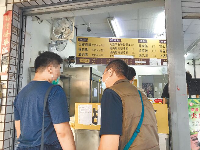 家托员（右）陪同并教导憨儿（左）购买午餐。（林雅惠摄）