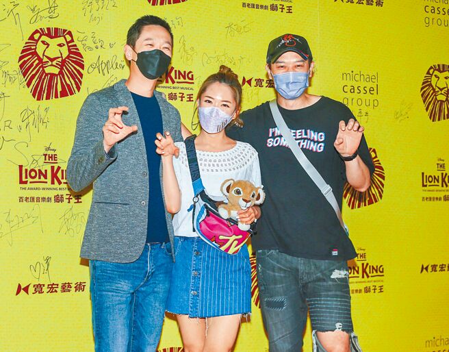 楊千霈老公洪家傑（左起）、楊千霈、張勛傑昨一同觀賞《獅子王》。（粘耿豪攝）