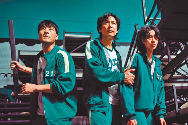 朴海秀（左起）、李政宰、郑好娟主演《鱿鱼游戏》上线28天便缔造观看超过16.5亿小时的佳绩。（Netflix提供）
