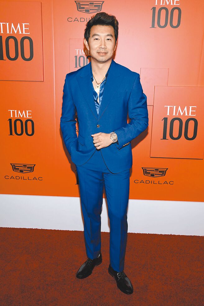 刘思慕身穿Versace 2022年早秋系列羊毛修身西装套装与丝绸衬衫，出席时代杂志年度百大人物晚宴。（Versace提供）