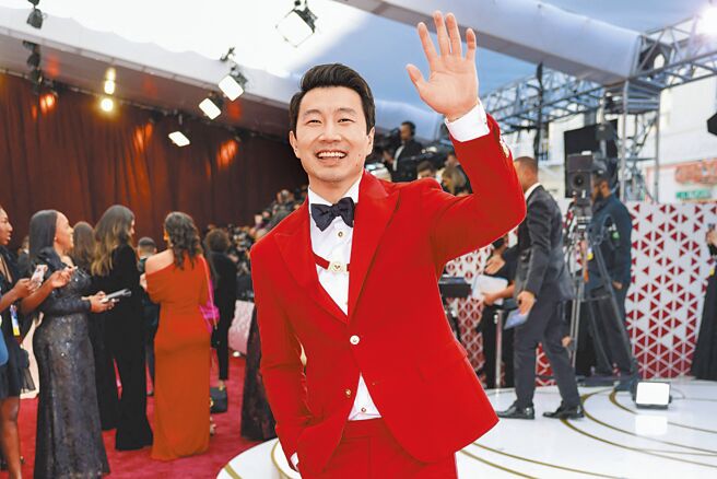 刘思慕以Versace红色西装出席奥斯卡，品牌设计师Donatella Versace于IG上称他为此次红毯上的「Versace英雄」。（路透）