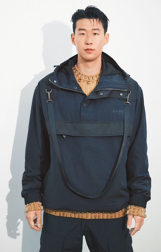 Burberry宣布英超職業足球運動員孫興慜擔任品牌大使，並以2022早秋系列拍攝畫報。（Burberry提供）