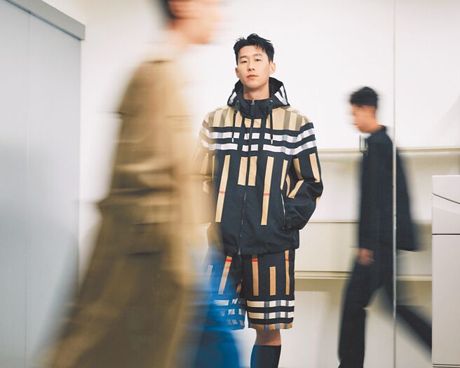孫興慜以Burberry格紋尼龍套裝展現街頭時尚魅力。（Burberry提供）