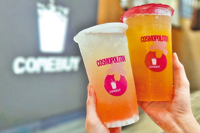 手搖飲店COMEBUY慶20周年，與時尚雜誌「柯夢波丹」聯名推粉紅浪漫新品「柯夢荔枝玉露」、「柯夢玉荷冰綠」（見圖），凡於20日至7月20日至門市買新飲品，可享大杯折10元，數量有限，最低55元起。（COMEBUY提供）