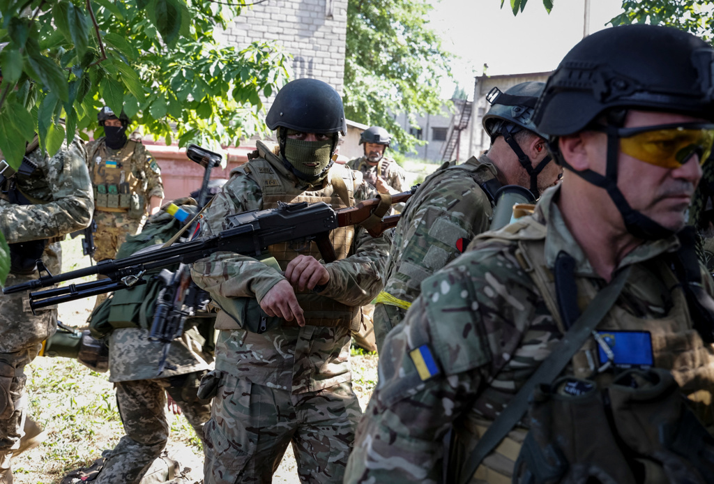 乌克兰外国志愿军2日在卢甘斯克（Luhansk）北顿内茨克（Severodonetsk）准备迎战俄军。（路透）(photo:ChinaTimes)