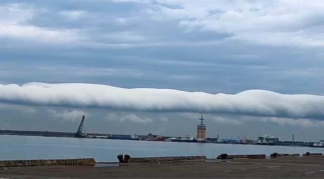 图为2019年3月出现在台中港上空、长达100公里的滚轴云。(图／读者提供)