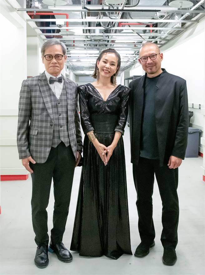 罗大佑（左起）、 彭佳慧、简文彬当时在音乐会的后台开心合影。（索尼音乐提供）