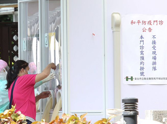 本土疫情尚未平息，民眾到医院筛检。（陈俊吉摄）