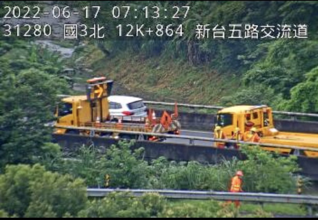 离奇！货柜车衝破新台五路匝道护栏 3小时后才被发现驾驶送医。(记者爆料网提供)

