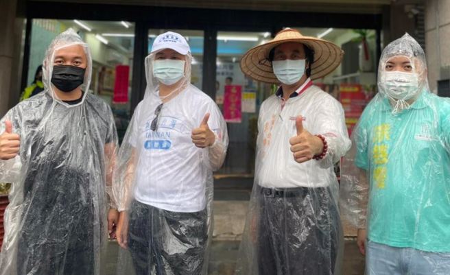 國民黨台北市前議員羅智強（左二）與藍、白政治人物合影，引發討論。（圖／取自羅智強臉書）