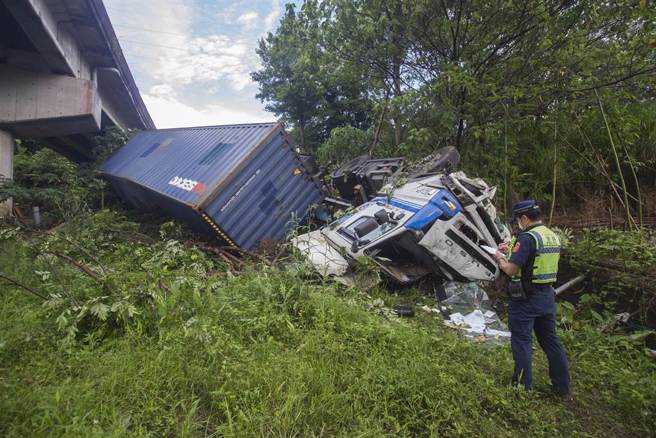 程姓驾驶驾驶的货柜车在凌晨3时许撞穿护栏衝下近7公尺的边坡。（杜宜谙摄）