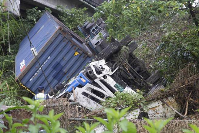 程姓驾驶驾驶的货柜车在凌晨3时许撞穿护栏衝下近7公尺的边坡。（杜宜谙摄）