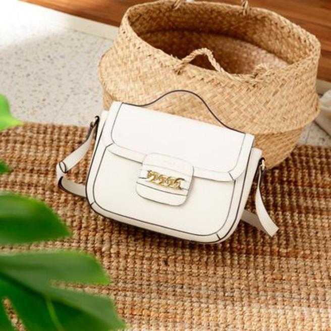 京站的KINAZ色鍊飾掀蓋拉鍊手提斜背包，古典白紗 洛可可系列，原價3580元，特價3222元，享滿2500元現折200元優惠。（京站提供）