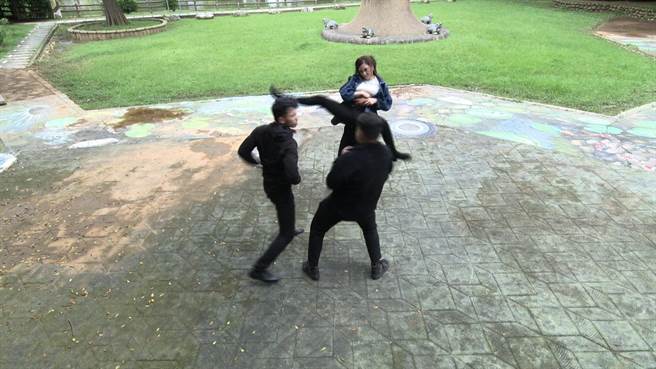 張家瑋開心挑戰武打動作戲，開心被導演誇長大了。（民視提供）