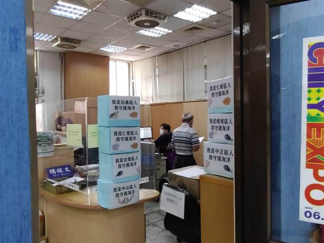 护海公投团队17日将第一阶段提案书送基隆市政府审查。（张志康摄）