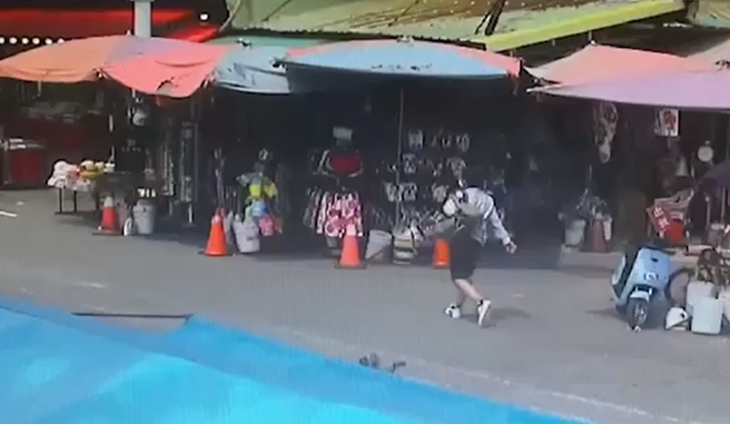 2名嫩妹旗津戏水包包放沙滩遭窃，警2天速逮窃贼当场让嫌犯大惊。(戴志扬翻摄)