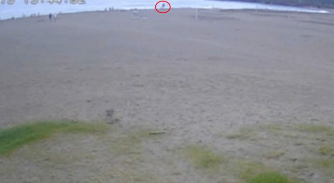 2名嫩妹旗津戏水包包放沙滩遭窃，警2天速逮窃贼当场让嫌犯大惊。(戴志扬翻摄)