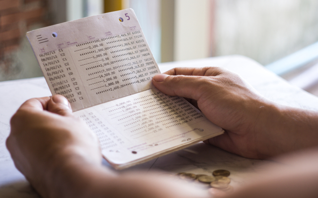 許多人為了薪轉帳戶都會特地拜訪銀行。（示意圖／shutterstock）