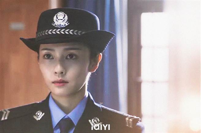 白鹿女警扮相仍旧甜美。（爱奇艺国际站提供）