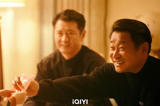 王景春饰演派出所所长。（爱奇艺国际站提供）