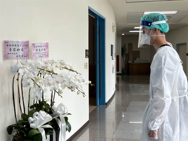 今天上午9點多，哥哥就穿著全副的隔離裝，獨自坐著防疫計程車來到親人靈堂。（王惠慧攝）