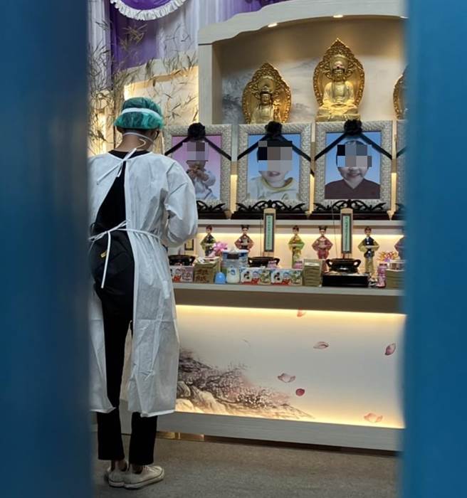 哥哥之後一一向親人上香，在向孩子們上香時泣不成聲，現場家屬更是忍不住放聲痛哭，場面極其哀戚、悲痛。（王惠慧攝）