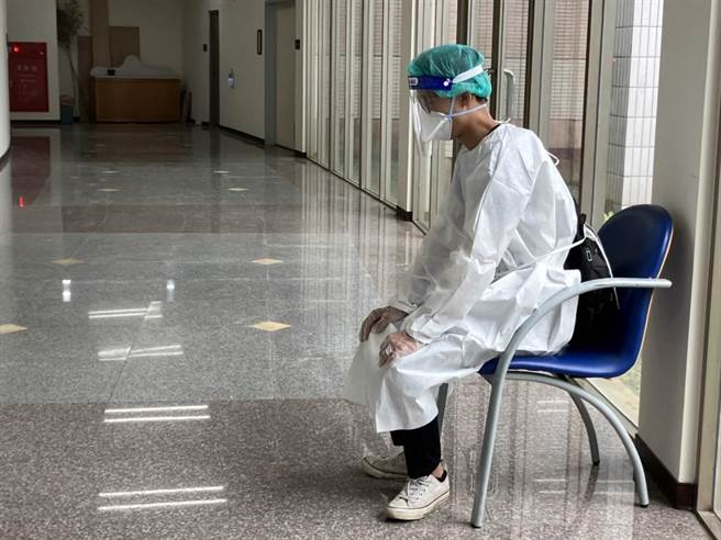 哥哥上完香後，還擔心自己確診會傳染給其它家屬，自己到靈堂外的家屬休息區，坐在椅上不時獨自啜泣，孤獨的身影、讓人無法想像的傷痛，實在令人不捨。（王惠慧攝）