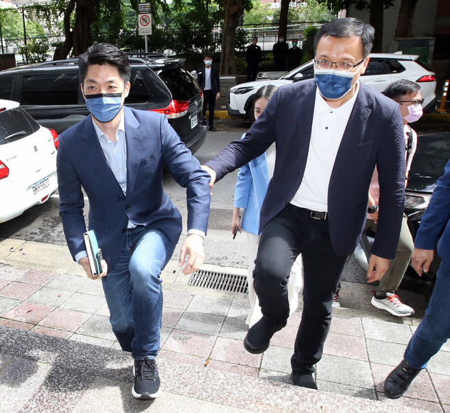 國民黨台北市長參選人蔣萬安（左）17日拜會前台北市長吳伯雄，台北市議員吳志剛（右）代為迎接。面對媒體詢問北市選情，蔣萬安強調做好和民眾溝通需求，擘畫北市願景才是最重要的目標。（范揚光攝）