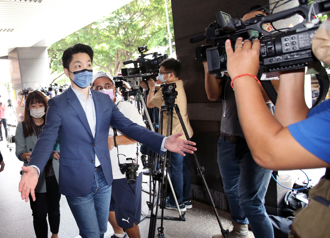 國民黨台北市長參選人蔣萬安（左）17日拜會前台北市長吳伯雄，面對媒體詢問北市選情，蔣萬安強調做好和民眾溝通需求，擘畫北市願景才是最重要的目標。（范揚光攝）