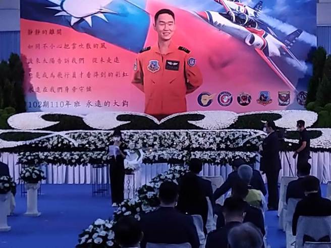 空军冈山基地举行烈士徐大钧公奠典礼，徐的胞妹也代父母亲吊念追思文，表示徐大钧8年来跟家人实际相聚的时间不到1年，聚少离多，看他如此犠牲生命，保全人民，深感骄傲。（林雅惠摄）