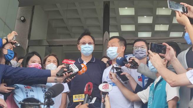 国民党桃园市长参选人张善政17日和前台北市议员罗智强及民代祈福走桃园。（赖佑维摄）