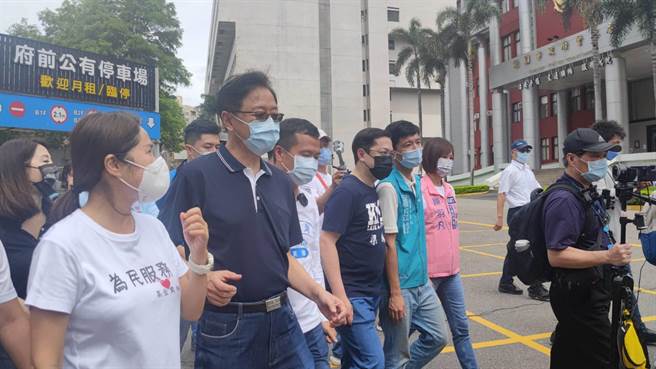 国民党桃园市长参选人张善政17日和前台北市议员罗智强及民代祈福走桃园。（赖佑维摄）