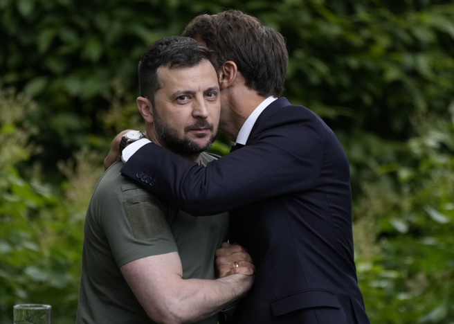 法国总统马克宏（Emmanuel Macron）6月16日在基辅举行联合记者会后，热情拥抱乌克兰总统泽伦斯基（Volodymyr Zelensky），但却获得冷淡的回应。（美联社）