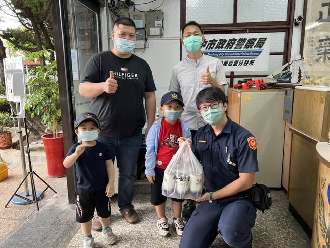 林家小兄弟自掏腰包購買一大袋飲料，在警察節當天慰問辛苦的波麗士。（警方提供）