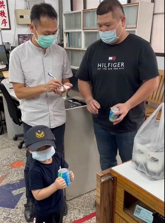 林家小兄弟自掏腰包購買一大袋飲料，在警察節當天慰問辛苦的波麗士。（警方提供）