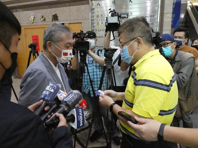 国民党高雄市长提名待整合，周二传出党内民调显示智库执行长柯志恩在可能人选中支持度领先，引爆有意参选的孙文学校校长张亚中阵营不满，痛斥假民调，今也由前媒体人何启圣到党部兴师问罪，党秘书长黄健庭办公室代表接受陈情。（周志豪摄）