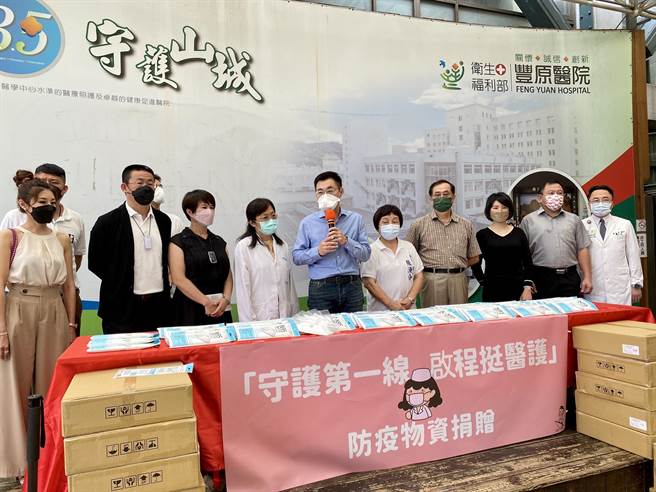 立委江启臣募集N95口罩供第一线医护人员使用，17日优先捐赠5000份供部立丰原医院应急使用。(陈淑娥摄)