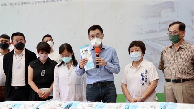 立委江启臣募集N95口罩供第一线医护人员使用，17日优先捐赠5000份供部立丰原医院应急使用。(陈淑娥摄)