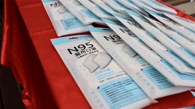 立委江启臣募集N95口罩供第一线医护人员使用，17日优先捐赠5000份供部立丰原医院应急使用。(陈淑娥摄)