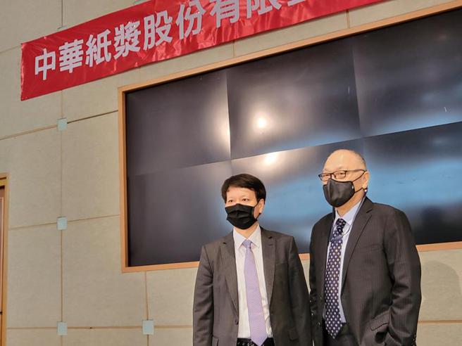 （华纸董事长黄鲲雄（右）与纤维材料事业部总经理陈瑞和。图／曾仁凯）