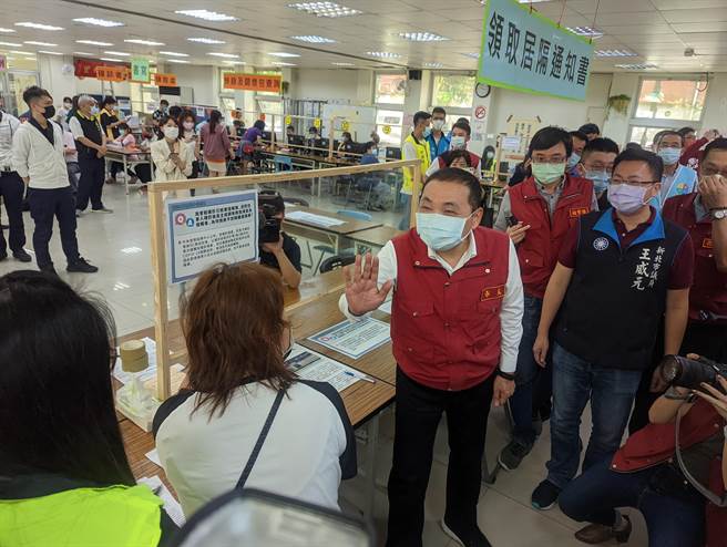面對侯家軍加盟蔣萬安，侯友宜稱要尊重年輕人的選擇。圖為新北市長侯友宜與洽公民眾致意。(黃敬文攝)