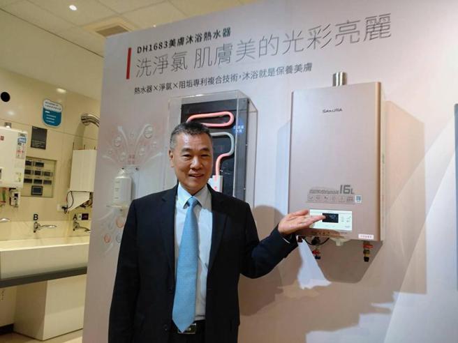 （台灣櫻花總經理林有土，今日親自促銷6/20上市的美膚沐浴熱水器。圖／曾麗芳）