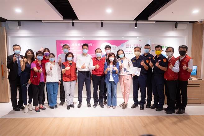 随着疫情逐渐趋缓，确诊人数下降，集中检疫中心占房率降至 21 ％，今(17)日解除1家集中检疫中心徵用；新北市长侯友宜亲自颁发感谢状，感谢医护及集中检疫中心团队的辛劳。(新北市卫生局提供)