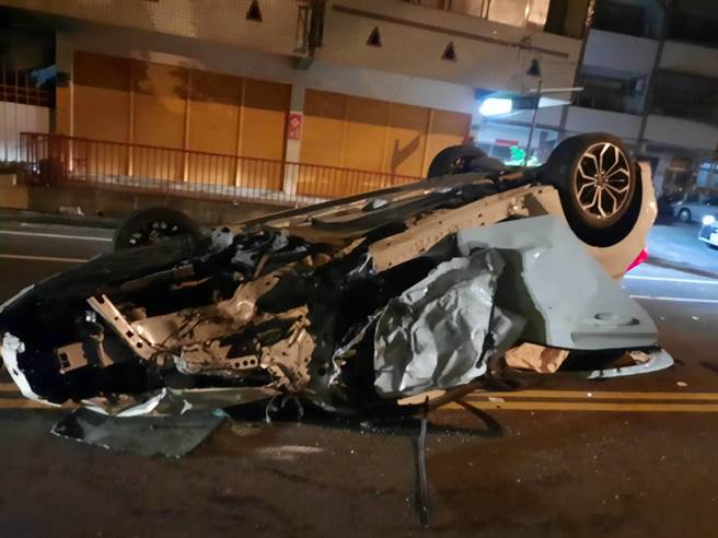 彰化縣芬園鄉17日凌晨3點多，轎車衝撞變電箱，變電箱全毀、轎車噴飛「倒頭栽」摔成一團爛鐵。（民眾提供／吳敏菁彰化傳真）