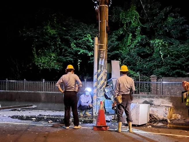 彰化縣芬園鄉17日凌晨3點多，轎車衝撞變電箱，變電箱全毀、轎車噴飛「倒頭栽」摔成一團爛鐵。（民眾提供／吳敏菁彰化傳真）