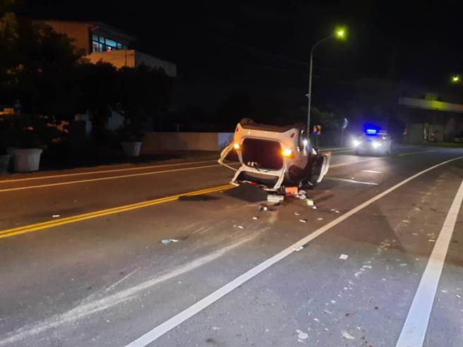 彰化縣芬園鄉17日凌晨3點多，轎車衝撞變電箱，變電箱全毀、轎車噴飛「倒頭栽」摔成一團爛鐵。（民眾提供／吳敏菁彰化傳真）