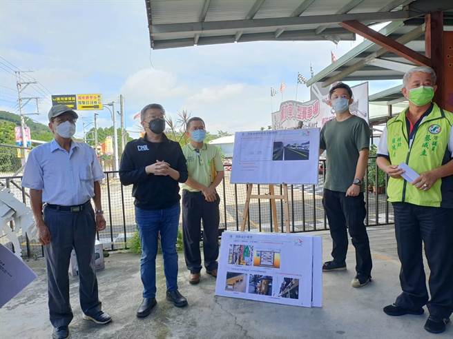 立法院副院长蔡其昌17日出席会勘行程时表示，如果他当市长，4年内就让台中捷运蓝线动工。（陈淑娥摄）